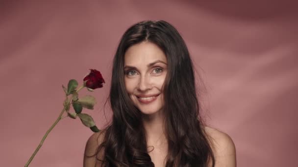 Πορτραίτο Γυναίκας Μακριά Μαλλιά Στο Στούντιο Ροζ Φόντο Γυναίκα Αρνείται — Αρχείο Βίντεο