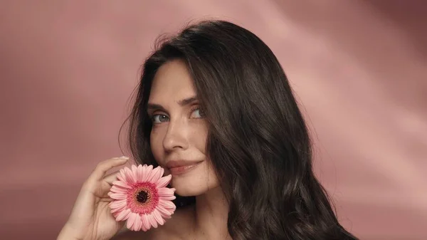 Eine Frau Berührt Ihre Perfekte Gesichtshaut Mit Einer Gerbera Blume — Stockfoto