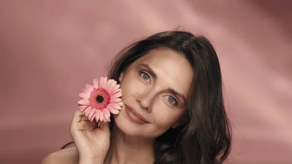 Eine Frau Berührt Ihre Perfekte Gesichtshaut Mit Einer Gerbera Blume — Stockfoto