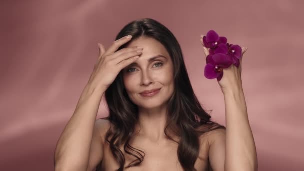 Mulher Remove Mãos Com Flores Orquídeas Cobrindo Rosto Abrindo Uma — Vídeo de Stock