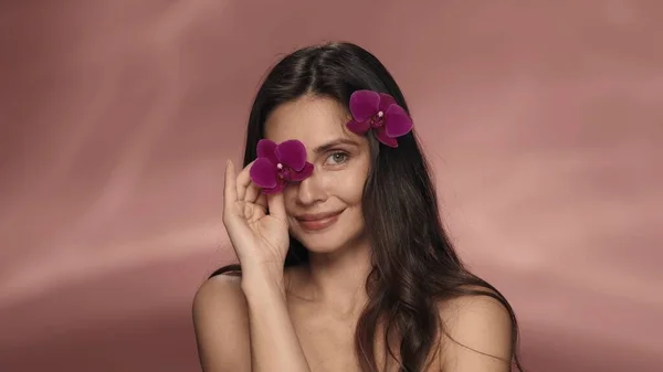 Seminude Attractive Woman Covers Her Eye Purple Orchid Flower Woman — Stock Photo, Image
