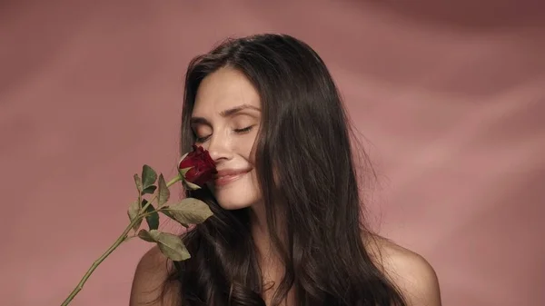 Kobieta Nasieniem Trzyma Czerwoną Różę Wdycha Jej Zapach Kobieta Studiu — Zdjęcie stockowe