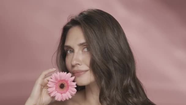 Een Vrouw Laat Een Gerberabloem Haar Perfecte Huid Lopen Portret — Stockvideo