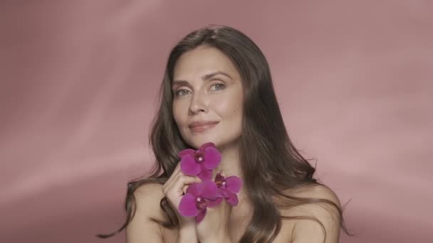 Πορτραίτο Μιας Γυναίκας Μωβ Ορχιδέα Λουλούδια Στα Χέρια Της Στο — Αρχείο Βίντεο