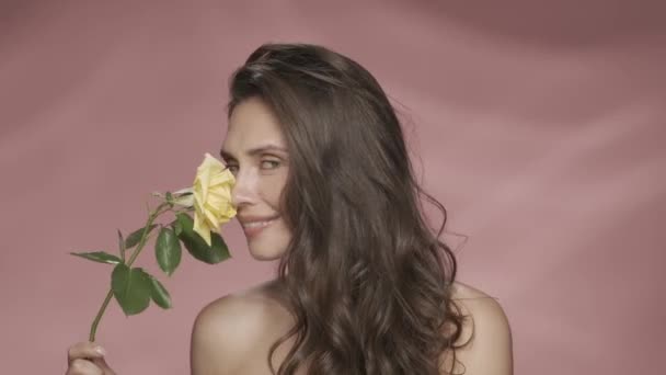 Una Donna Seminuda Tiene Una Rosa Gialla Lungo Gambo Inala — Video Stock