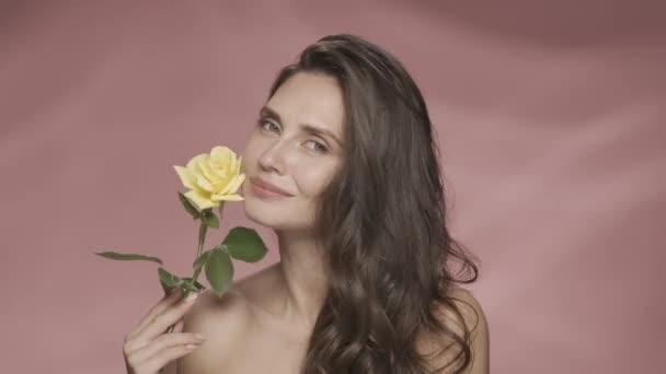 Une Femme Séminude Tient Une Rose Jaune Sur Une Longue — Video