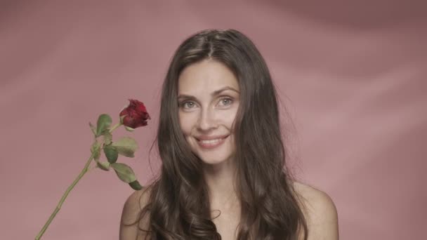Portret Van Een Seminude Vrouw Met Lang Haar Studio Een — Stockvideo