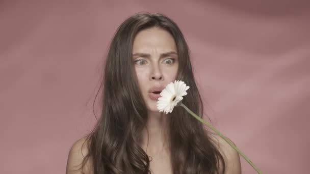 Πορτραίτο Γυναίκας Μακριά Μαλλιά Στο Στούντιο Ροζ Φόντο Γυναίκα Αρνείται — Αρχείο Βίντεο