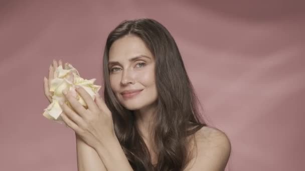 Retrato Uma Mulher Com Pétalas Rosa Amarela Estúdio Fundo Rosa — Vídeo de Stock