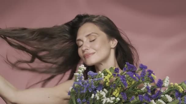 Eine Frau Mit Einem Strauß Frischer Wildblumen Wirft Ihre Langen — Stockvideo