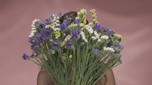 Une Femme Cache Son Visage Derrière Bouquet Fleurs Sauvages Femme — Video