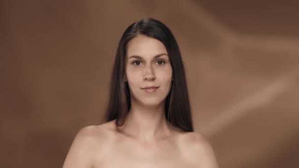 Μια Σεμνή Γυναίκα Απολαμβάνει Βελούδινη Και Απαλότητα Του Δέρματος Των — Αρχείο Βίντεο