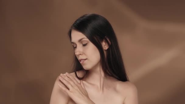 Молода Жінка Насолоджується Гладкою Чистою Шовковою Шкірою Торкається Плечей Грудей — стокове відео