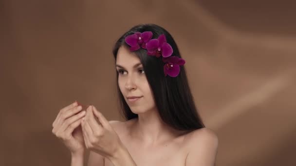 Kobieta Nakładająca Różowe Plastry Hydrożelem Pod Oczami Portret Kobiety Kwiatami — Wideo stockowe