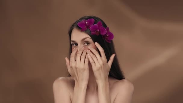 Mulher Aplicando Alisando Manchas Hidrogel Rosa Sob Olhos Retrato Uma — Vídeo de Stock