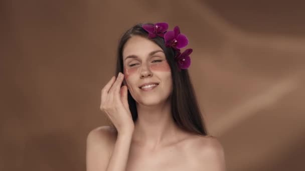Kobieta Usuwa Różowe Plastry Hydrożelem Pod Oczami Kobieta Jest Zadowolona — Wideo stockowe