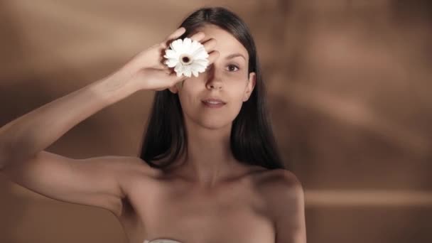 Mulher Cobrindo Seu Olho Com Flor Gerbera Branca Uma Mulher — Vídeo de Stock