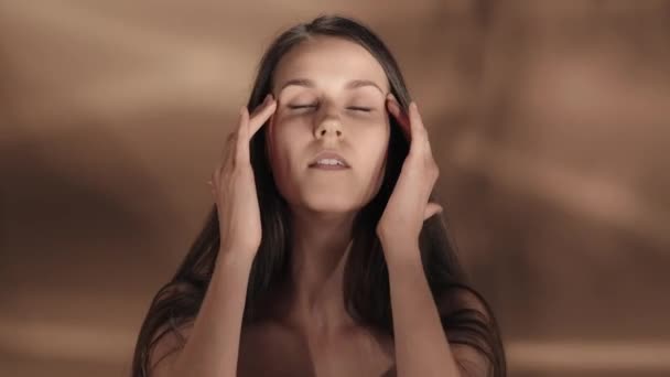 Kvinnan Vidrör Huden Ansiktet Halsen Och Axlarna Åtnjuter Den Kosmetiska — Stockvideo