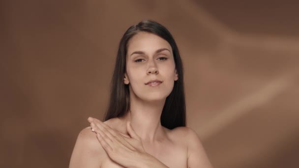 Žena Vtírá Krém Pokožky Ramene Pomalými Masážními Pohyby Portrét Mladé — Stock video