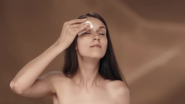 Een Vrouw Gebruikt Een Wattenschijfje Haar Gezicht Reinigen Portret Van — Stockvideo