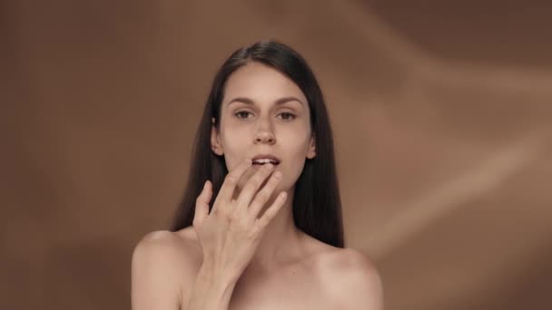 Una Mujer Aplica Bálsamo Crema Los Labios Retrato Una Joven — Vídeo de stock