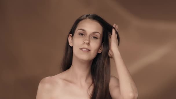 Kvinna Visar Silkeslent Friskt Och Glänsande Hår Kör Sin Hand — Stockvideo