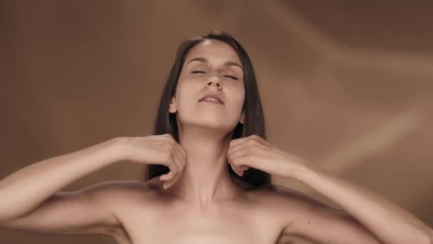 여자는 부드러운 빛나는 머리를 보여줍니다 배경에 스튜디오에서 여자를 Seminude 케라틴 — 비디오