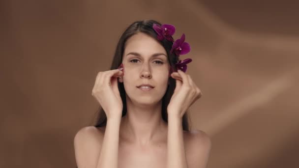 Mujer Quita Los Parches Hidrogel Rosa Debajo Los Ojos Toca — Vídeo de stock