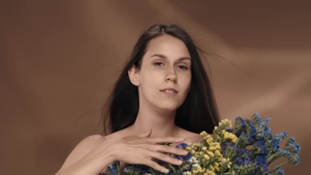 Een Vrouw Met Een Boeket Wilde Bloemen Legt Haar Gezicht — Stockvideo