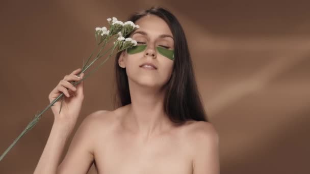 Una Mujer Con Manchas Hidrogel Verde Bajo Sus Ojos Toca — Vídeo de stock