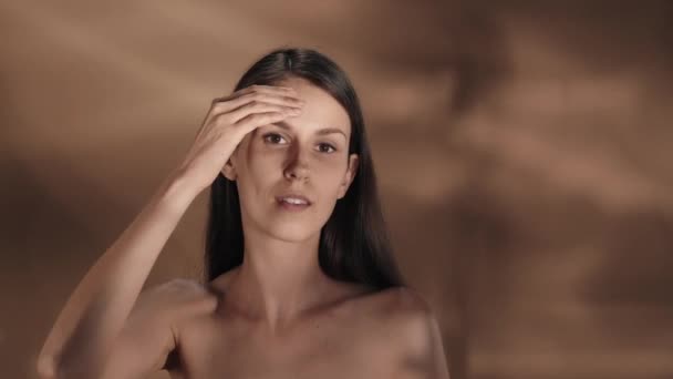 Žena Dotýká Kůže Obličeje Krku Ramen Kosmetický Efekt Seminude Žena — Stock video