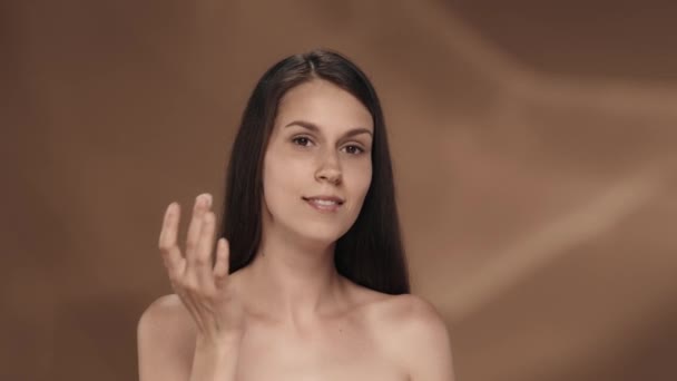 Una Mujer Cuida Piel Pone Crema Cara Retrato Una Joven — Vídeos de Stock
