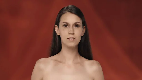 Stüdyoda Uzun Saçlı Genç Bir Kadının Portresi Kırmızı Arka Planda — Stok fotoğraf