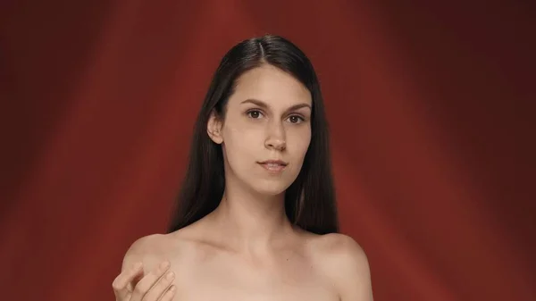 Stüdyoda Uzun Saçlı Genç Bir Kadının Portresi Kırmızı Arka Planda — Stok fotoğraf