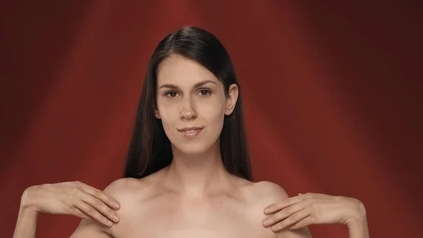 Νεαρή Γυναίκα Απολαμβάνει Απαλό Καθαρό Μεταξένιο Δέρμα Της Αγγίζει Τους — Φωτογραφία Αρχείου