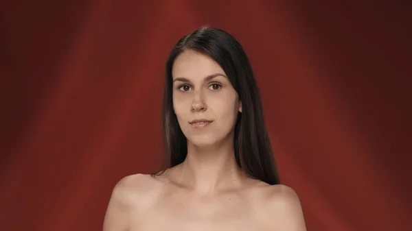 Retrato Una Joven Mujer Cabello Largo Estudio Sobre Fondo Rojo — Foto de Stock