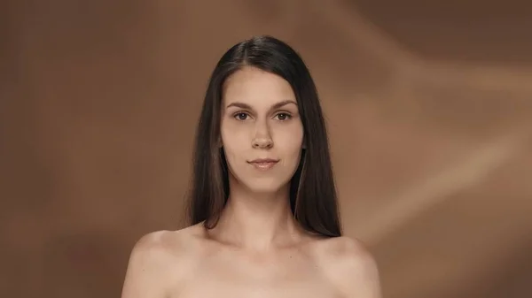 茶色の背景にあるスタジオの若い髪のセミナーの女性の肖像画 女性の健康のコンセプト — ストック写真