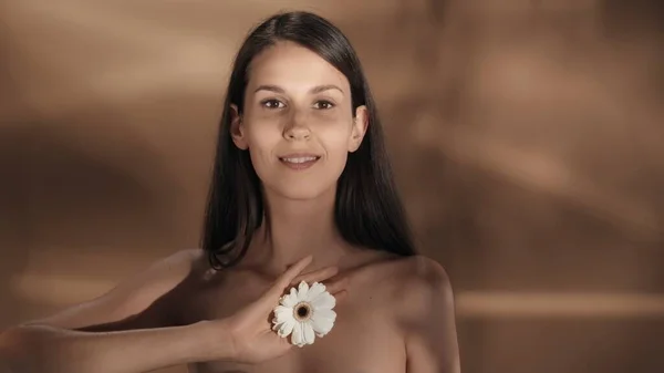 Una Mujer Sostiene Una Flor Gerberas Blancas Una Joven Seminude —  Fotos de Stock