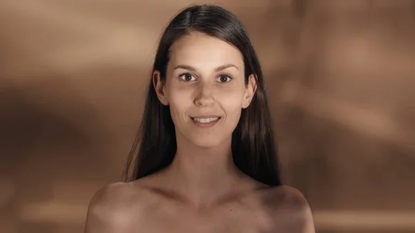 Stüdyodaki Uzun Saçlı Genç Bir Kadının Portresi Kahverengi Arka Planda — Stok fotoğraf