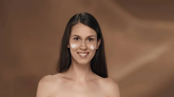 Une Femme Prend Soin Peau Applique Crème Sur Son Visage — Photo
