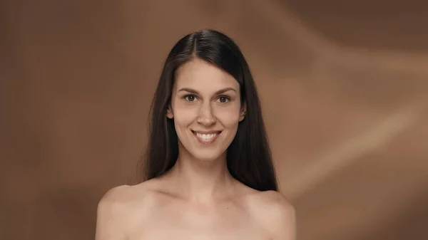 茶色の背景にあるスタジオの若い髪のセミナーの女性の肖像画 女性の健康のコンセプト — ストック写真