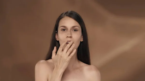 Een Vrouw Brengt Een Balsem Crème Aan Haar Lippen Portret — Stockfoto