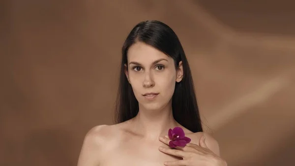 Žena Květinou Orchidejí Ruce Dotkne Hrudníku Vychutnává Jemnou Hladkou Pokožku — Stock fotografie