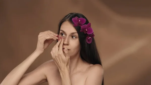 Mujer Aplicando Suavizando Parches Hidrogel Rosa Bajo Sus Ojos Retrato —  Fotos de Stock