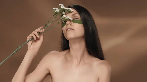 Una Mujer Toca Flores Silvestres Blancas Cara Retrato Una Mujer —  Fotos de Stock