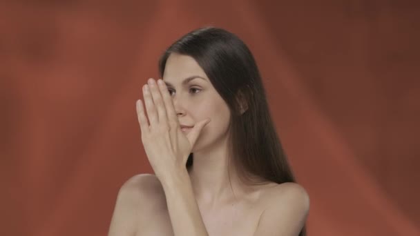 Жінка Торкається Шкіри Обличчя Шиї Плечей Насолоджується Косметичним Ефектом Семінар — стокове відео