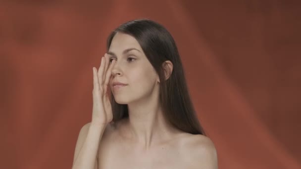 Una Mujer Toca Piel Limpia Suave Bajo Sus Ojos Retrato — Vídeos de Stock