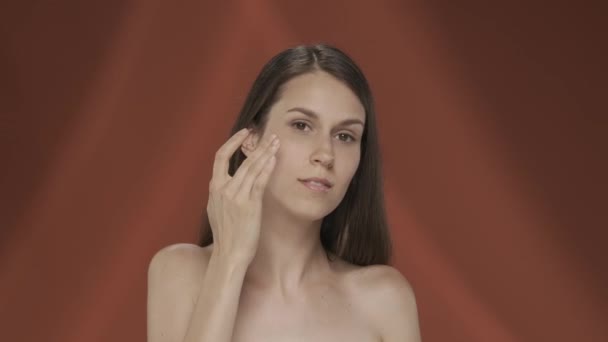 Uma Mulher Cuida Pele Aplica Creme Rosto Retrato Uma Jovem — Vídeo de Stock