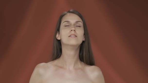 Die Junge Frau Genießt Ihre Glatte Saubere Seidige Haut Streicht — Stockvideo