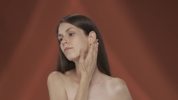 Die Junge Frau Genießt Ihre Glatte Saubere Seidige Haut Berührt — Stockvideo